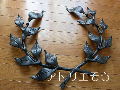 アトリエそうデザイン制作のオリジナル妻飾りです。ロートアイアン風アルミ製の葉をモチーフにした素敵な妻飾りです。